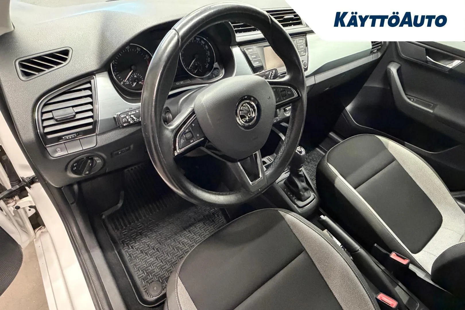 Skoda Fabia YJZ-454 carousel image