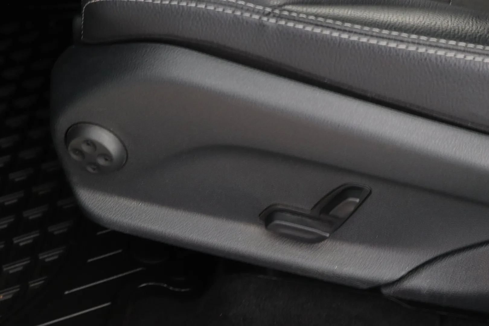 Mercedes-Benz GLC VZF-375 carousel image
