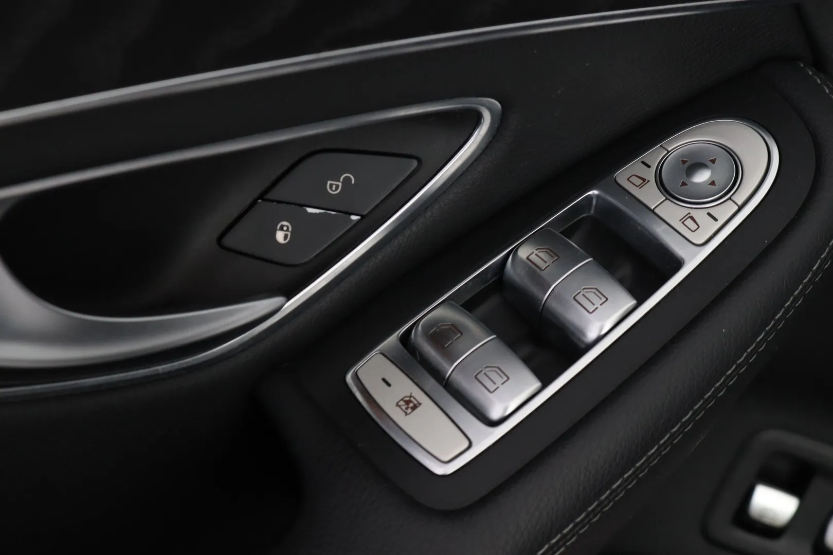Mercedes-Benz GLC VZF-375 carousel image