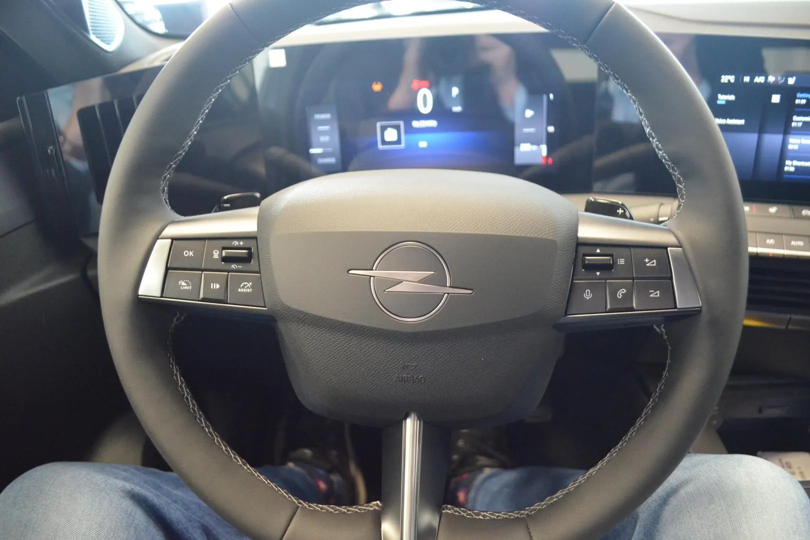 Opel Astra YMN-868 carousel image