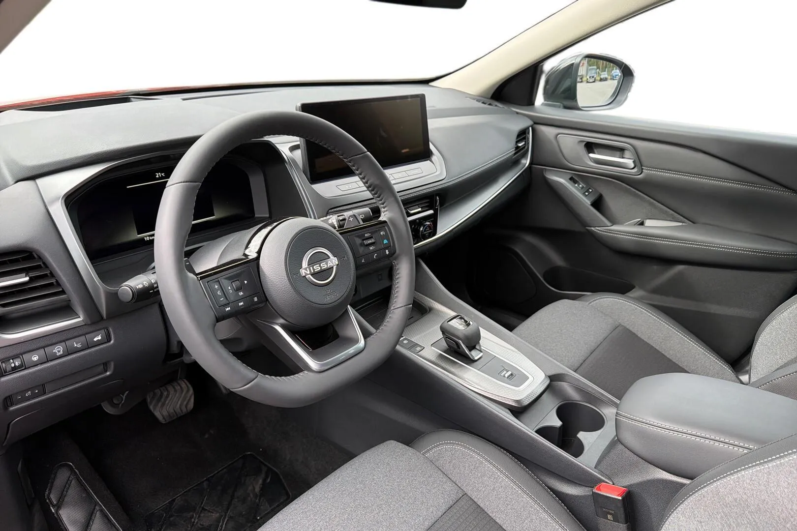 Nissan Qashqai SRN-621 carousel image