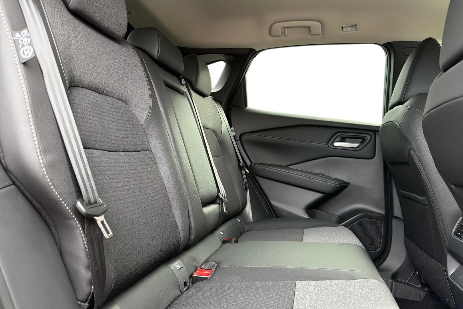 Nissan Qashqai SRN-621 carousel image