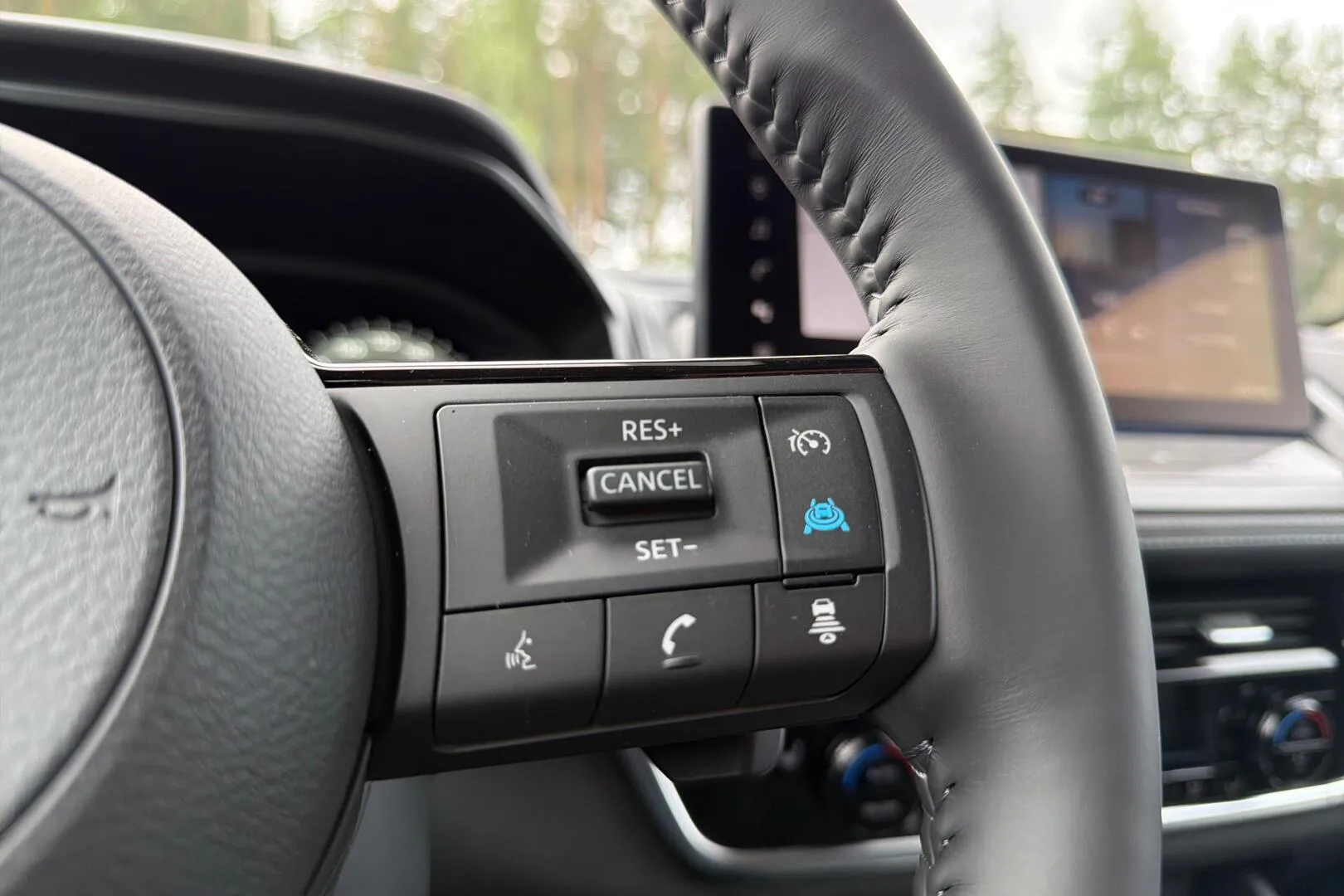 Nissan Qashqai SRN-621 carousel image