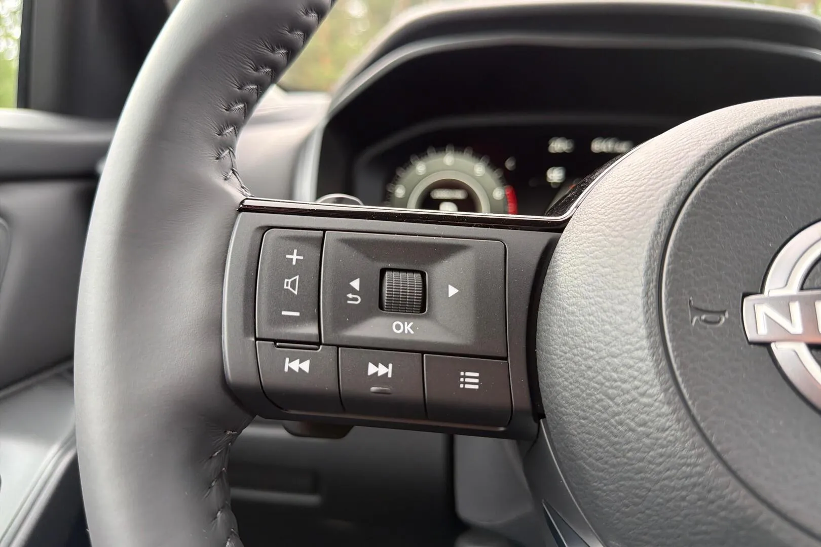 Nissan Qashqai SRN-621 carousel image