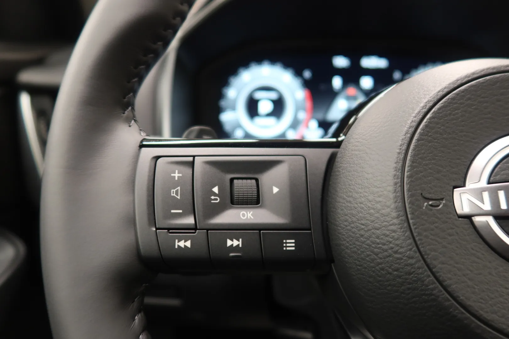 Nissan Qashqai SRN-621 carousel image