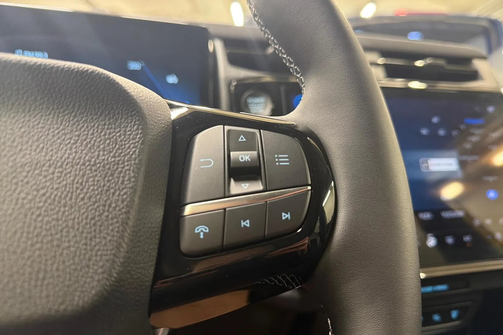 Ford Puma Gen-E ZRJ-235 carousel image