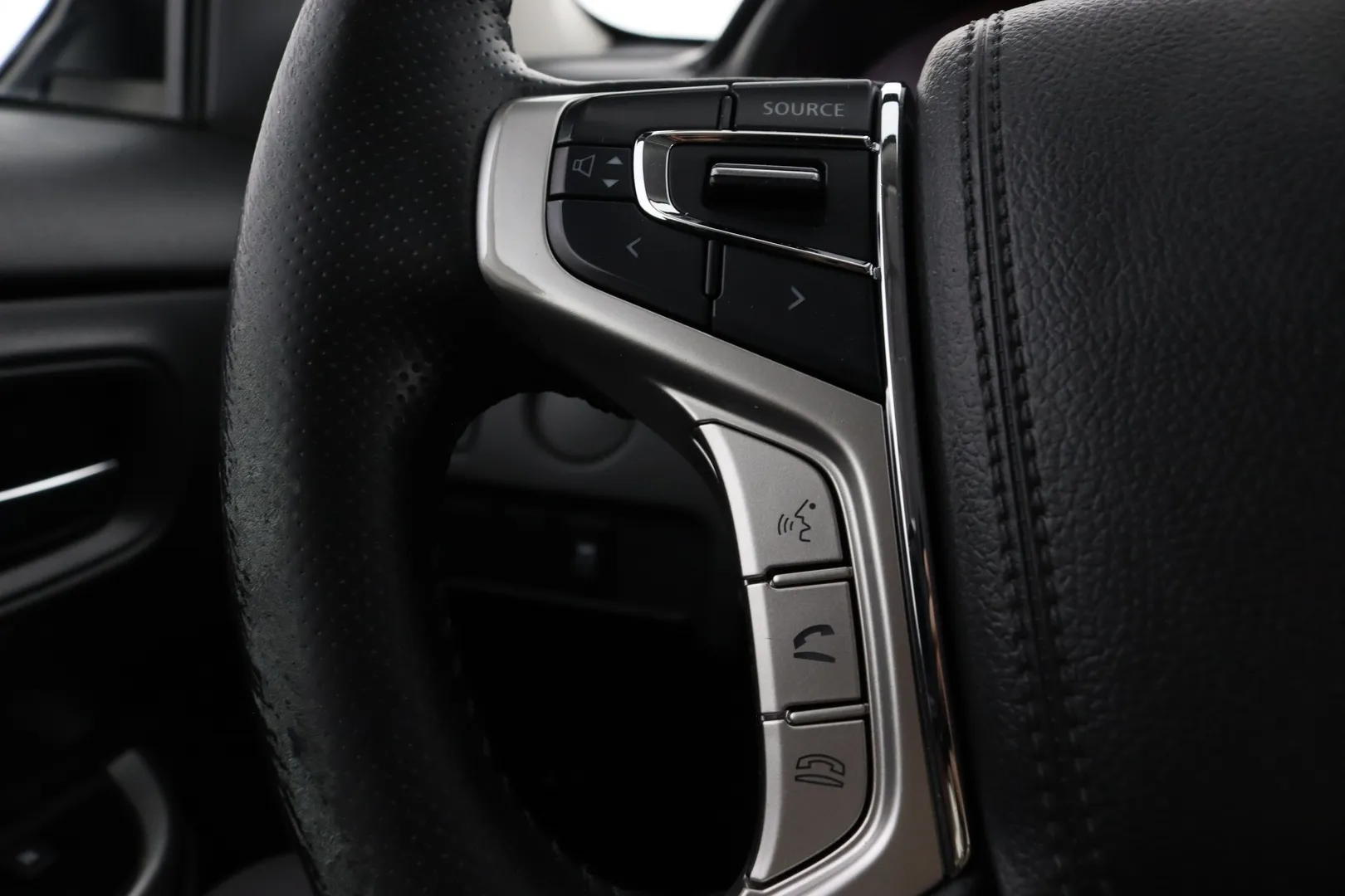 Mitsubishi L200 CPX-164 carousel image