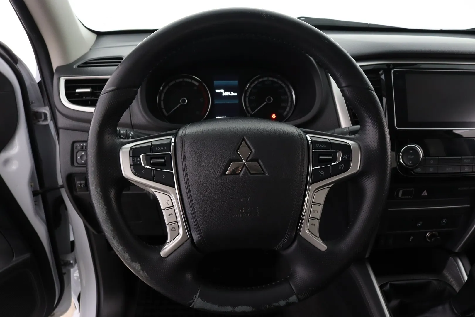 Mitsubishi L200 CPX-164 carousel image