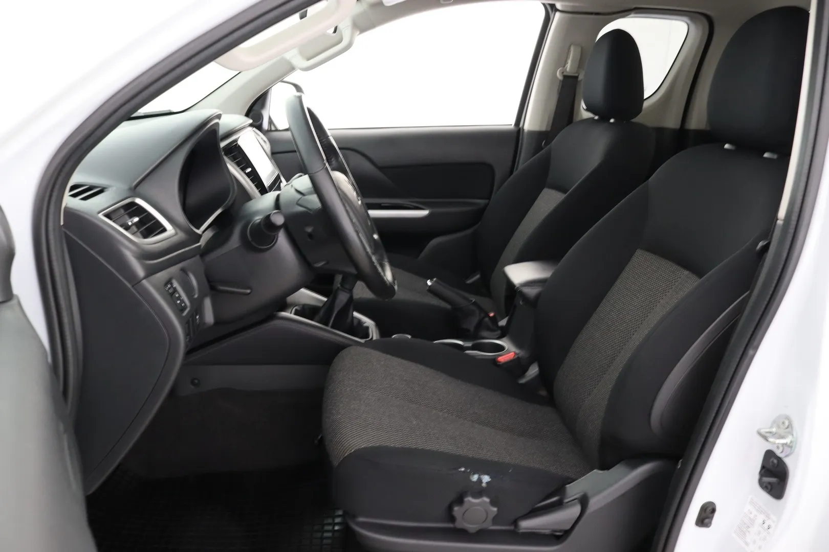 Mitsubishi L200 CPX-164 carousel image