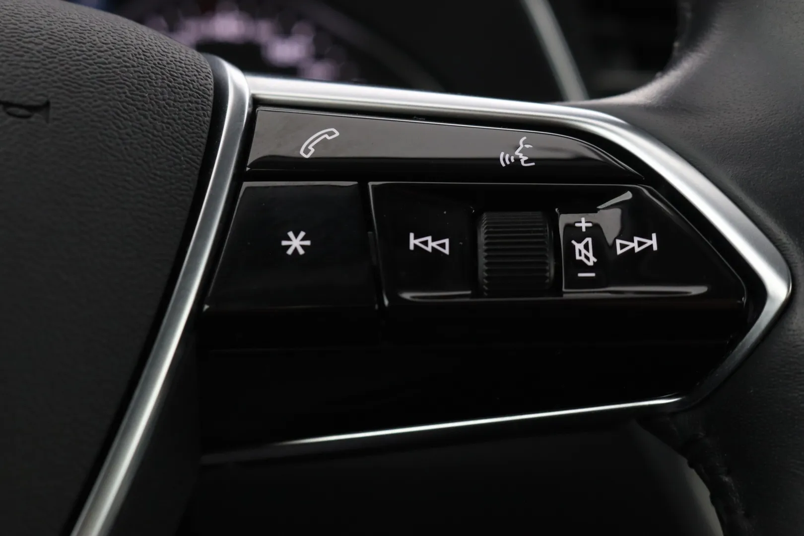 Audi A6 XRU-692 carousel image