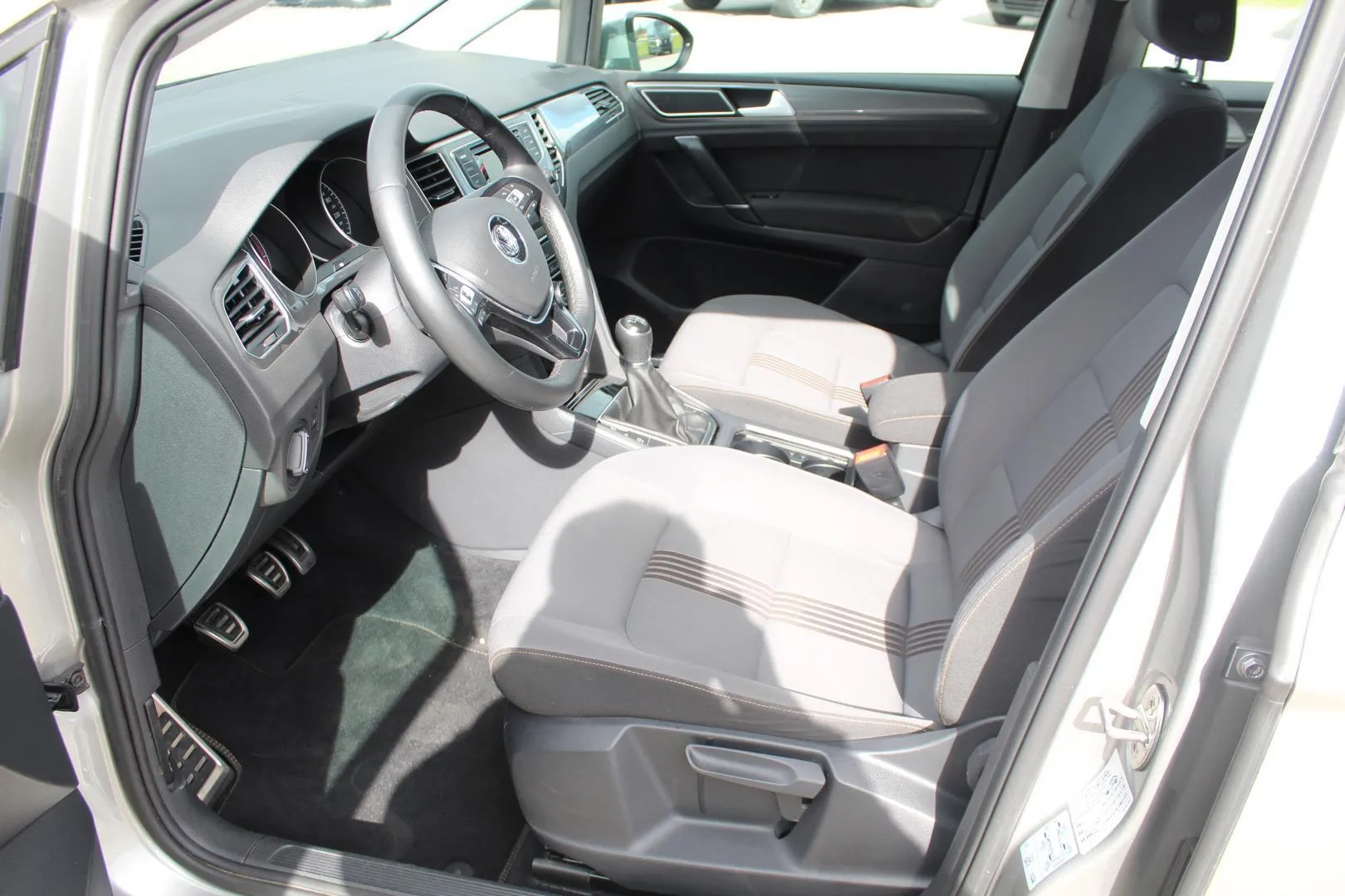 Volkswagen Golf Sportsvan UZN-756 carousel image