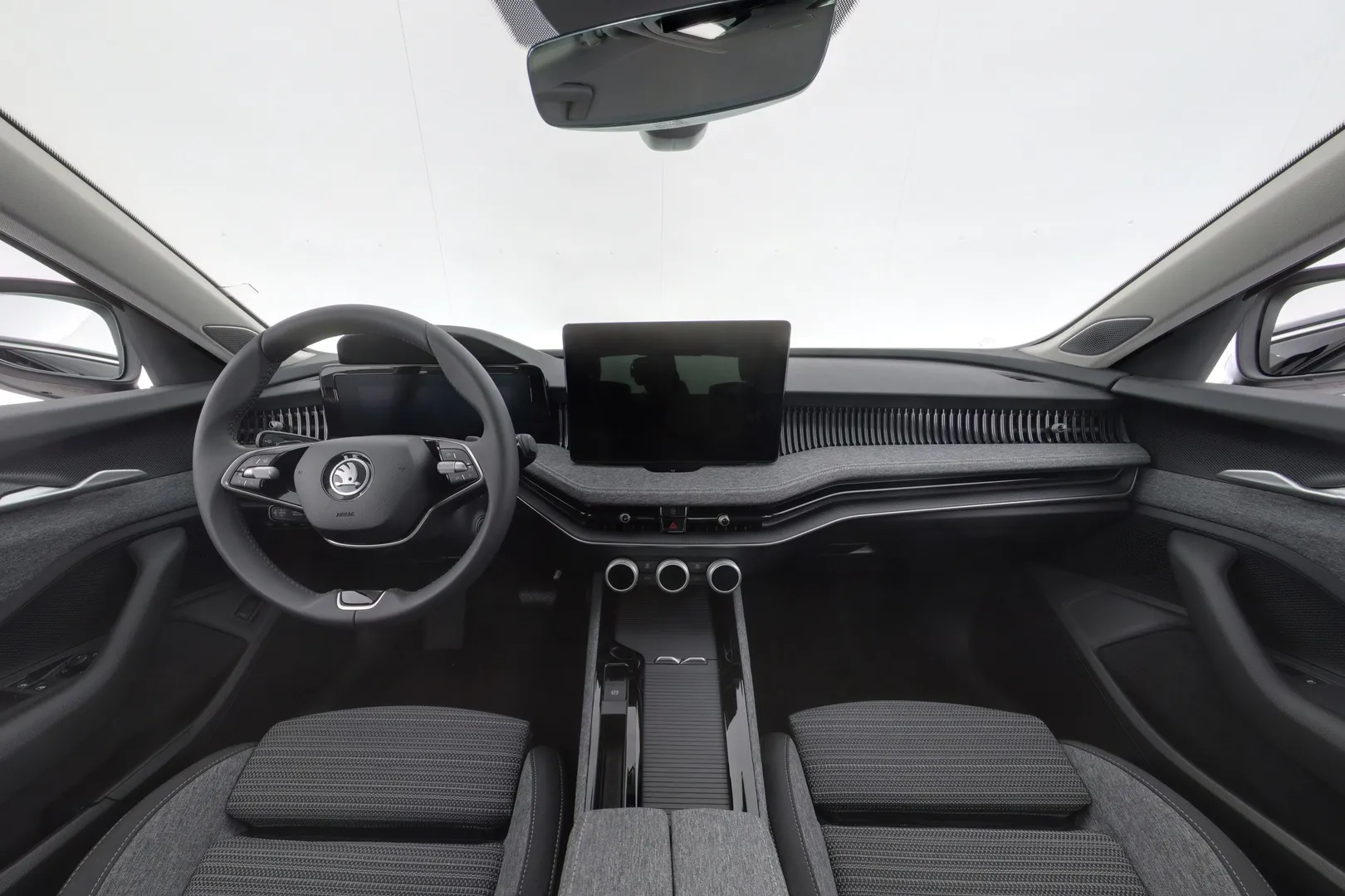 SKODA SUPERB ZPH-921 carousel image