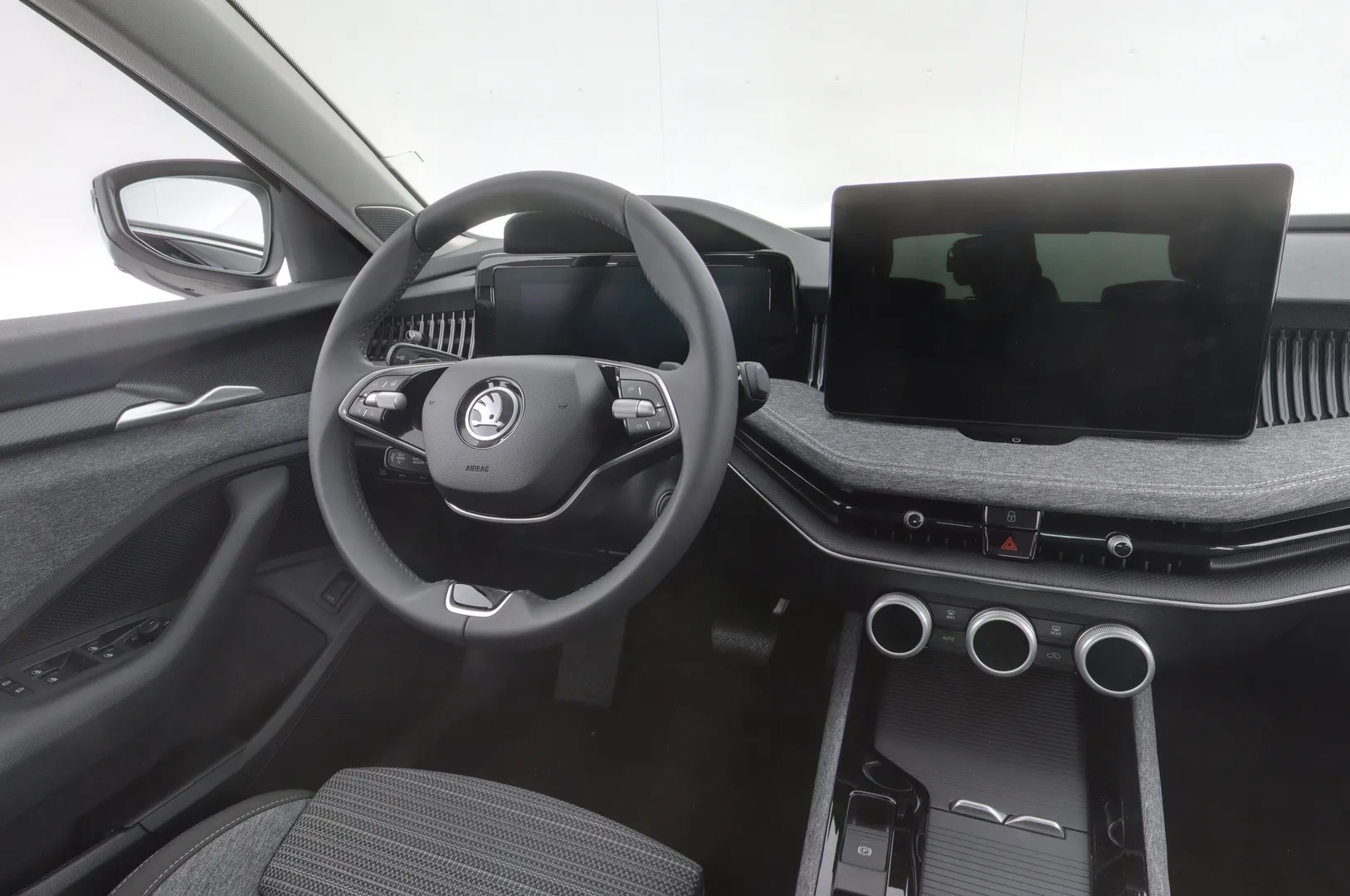 SKODA SUPERB ZPH-921 carousel image