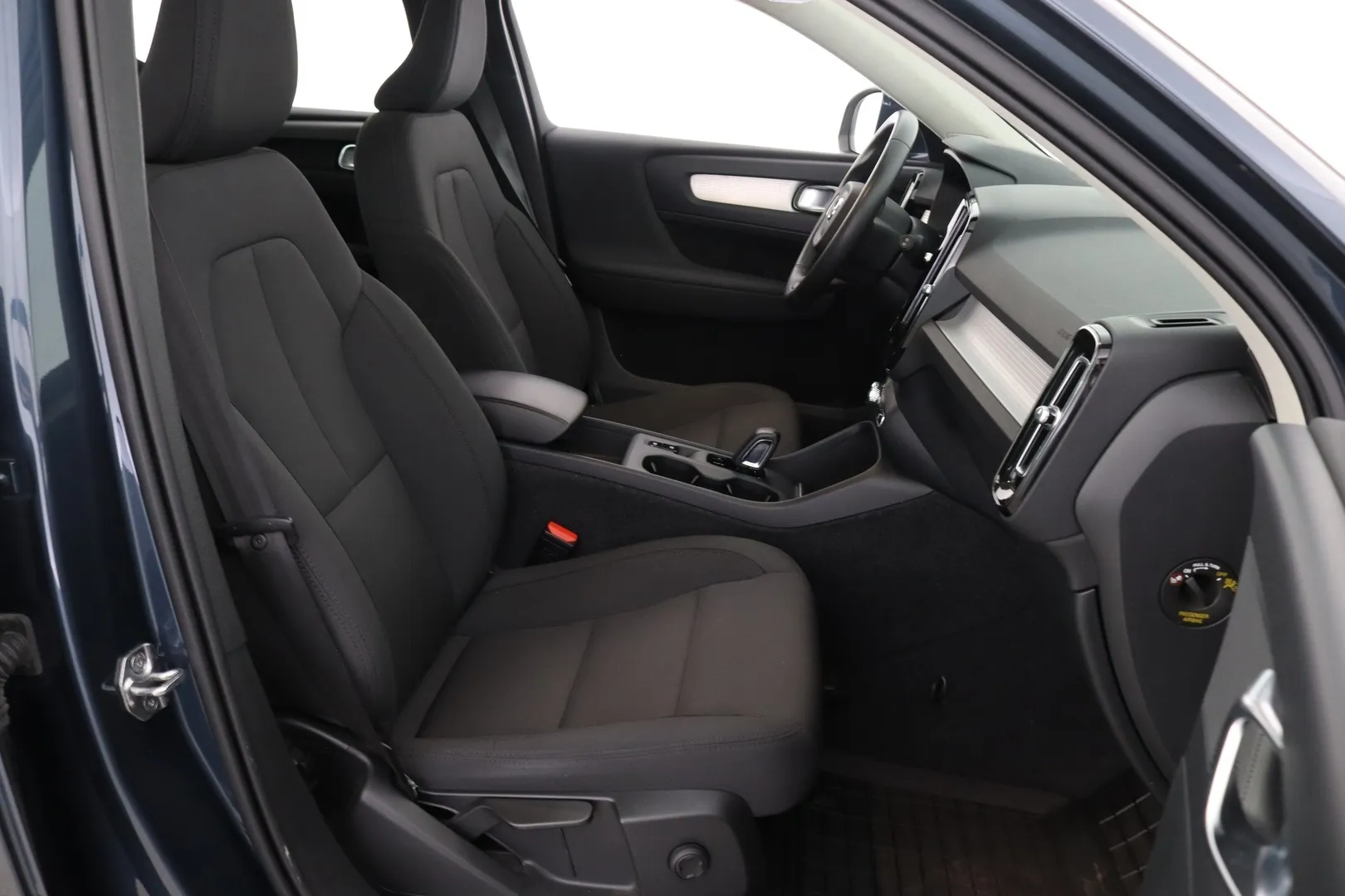 Volvo XC40 RVL-908 carousel image