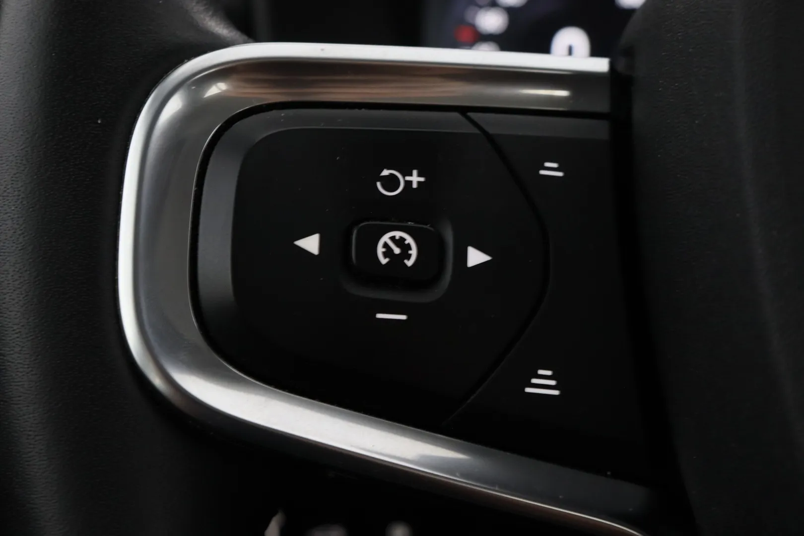 Volvo XC40 RVL-908 carousel image