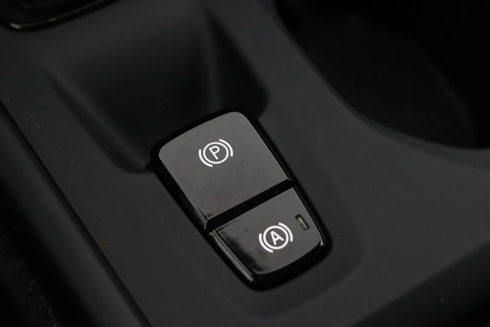 Volvo XC40 RVL-908 carousel image