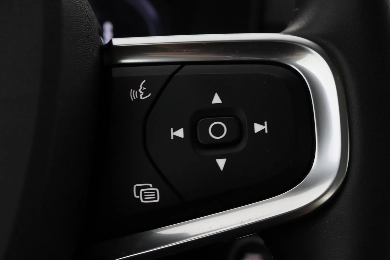 Volvo XC40 RVL-908 carousel image