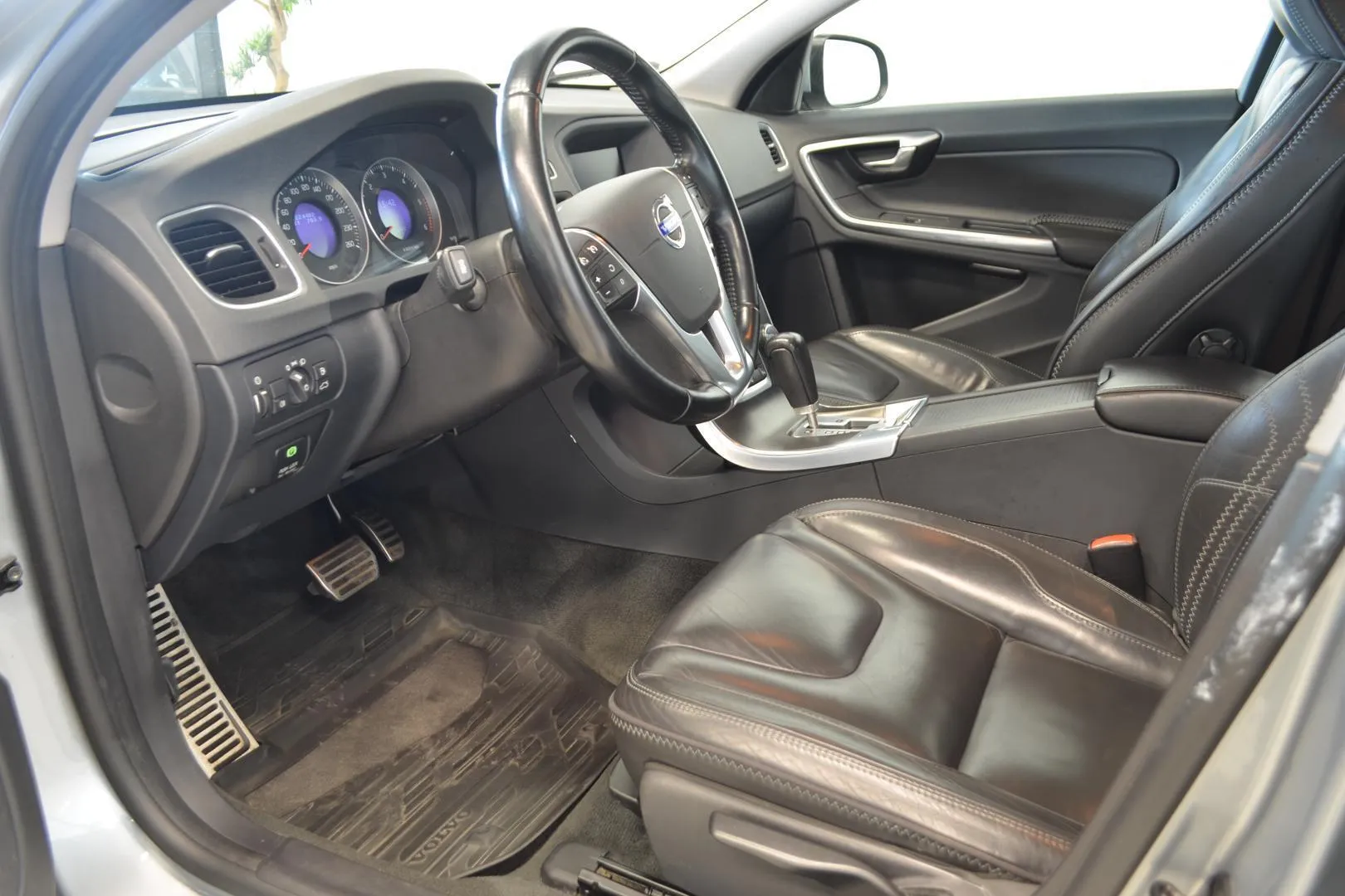 Volvo V60 TXY-315 carousel image