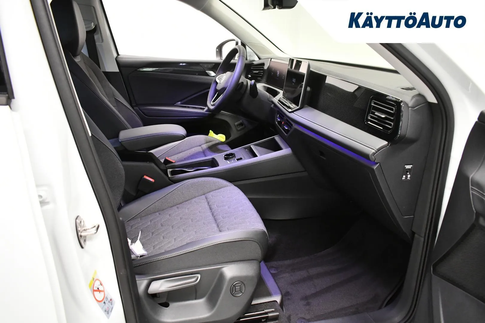 Volkswagen Tiguan YMJ-161 carousel image