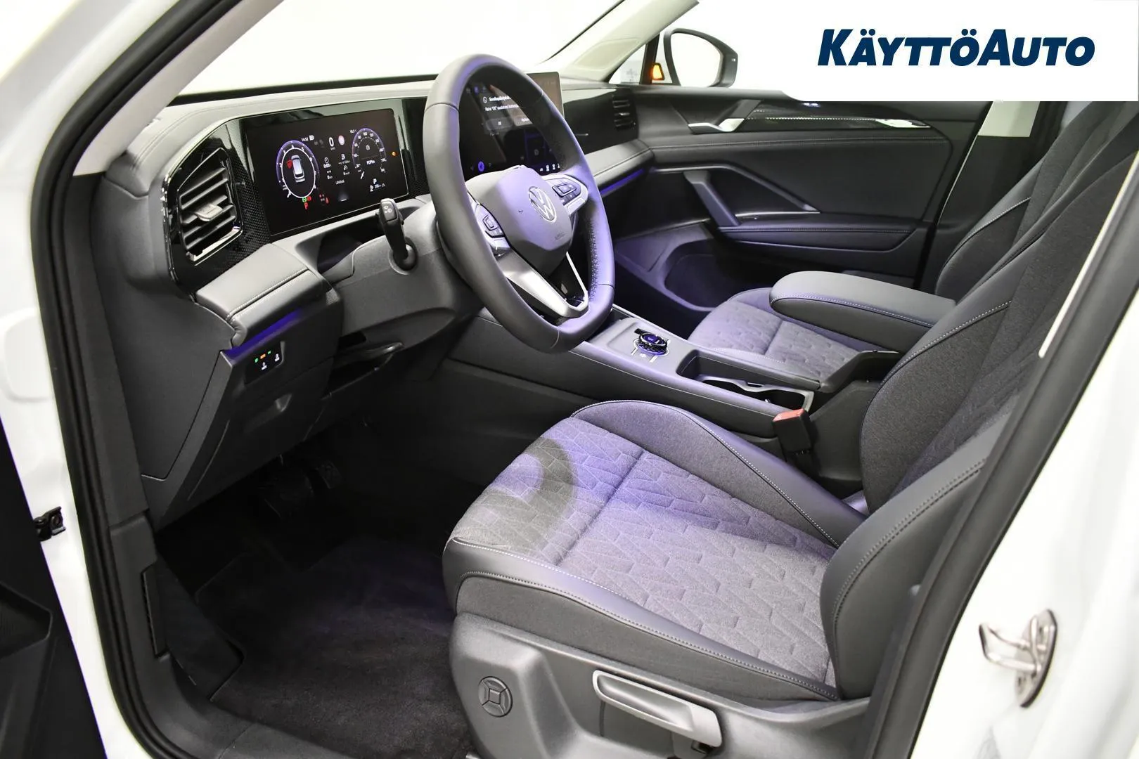 Volkswagen Tiguan YMJ-161 carousel image