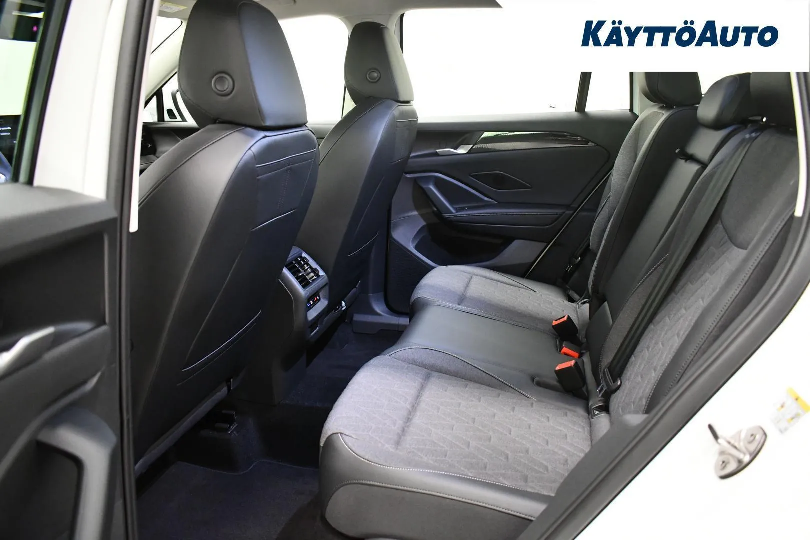 Volkswagen Tiguan YMJ-161 carousel image
