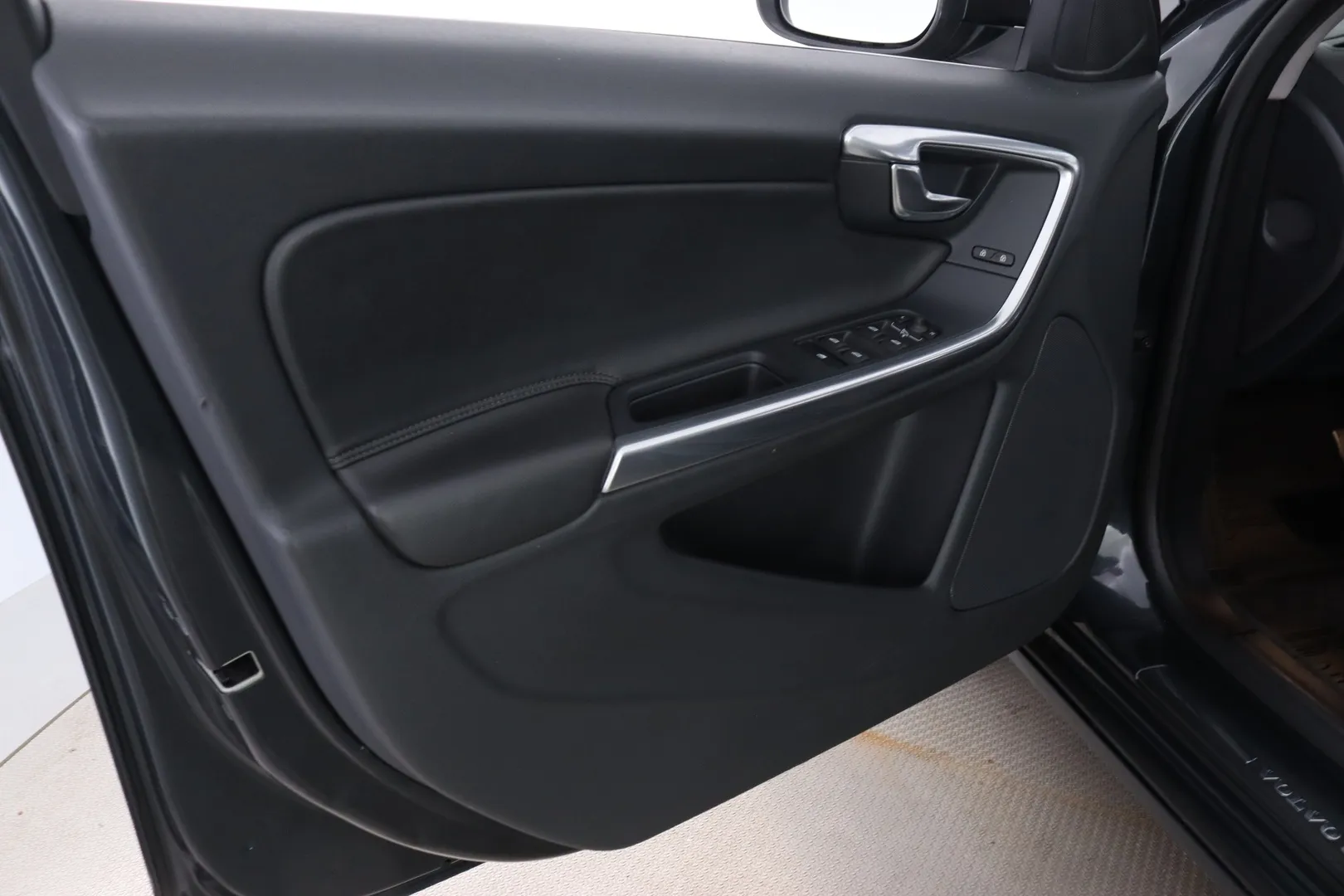 Volvo V60 INN-196 carousel image