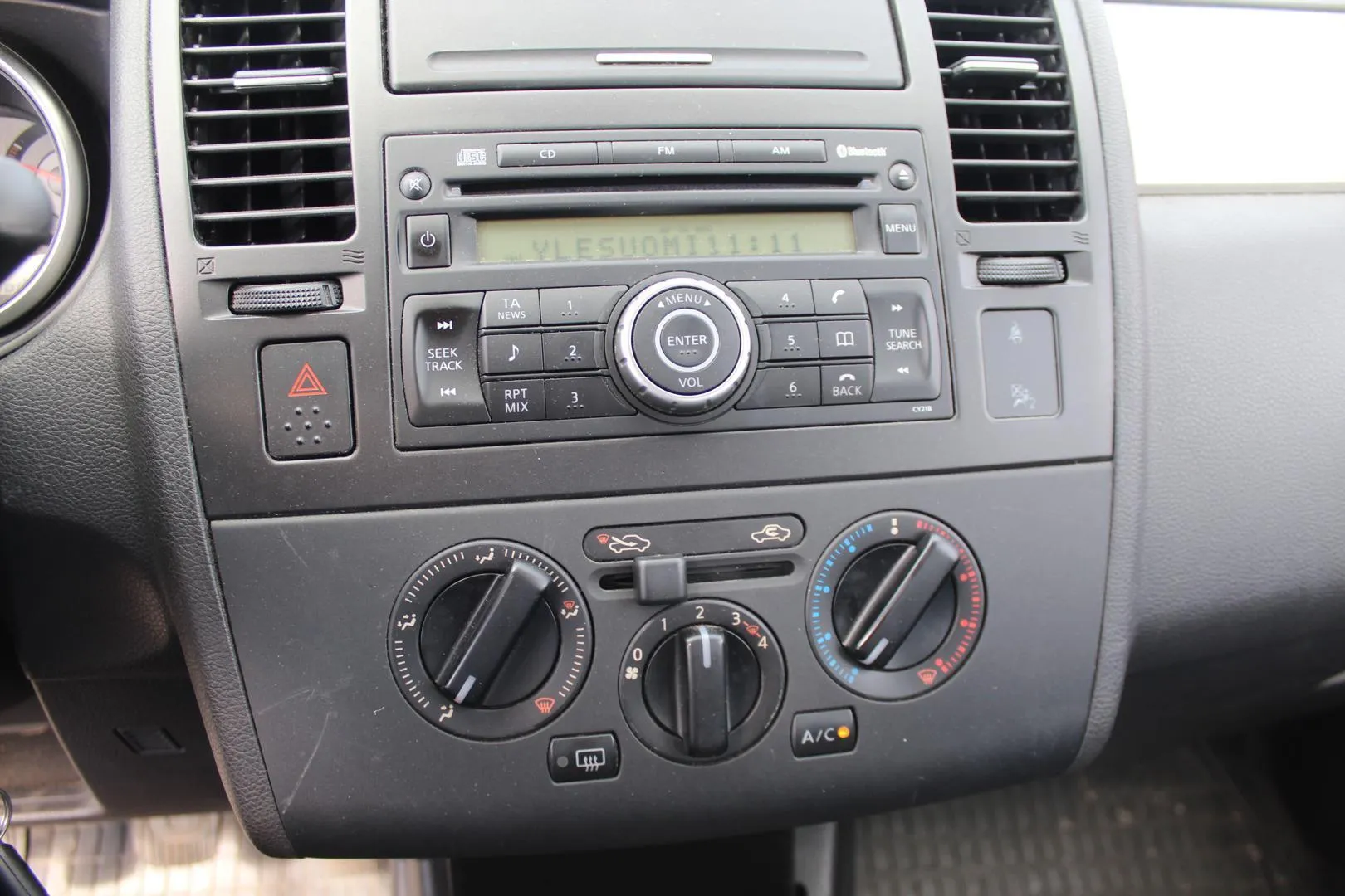 Nissan Tiida ZOY-480 carousel image