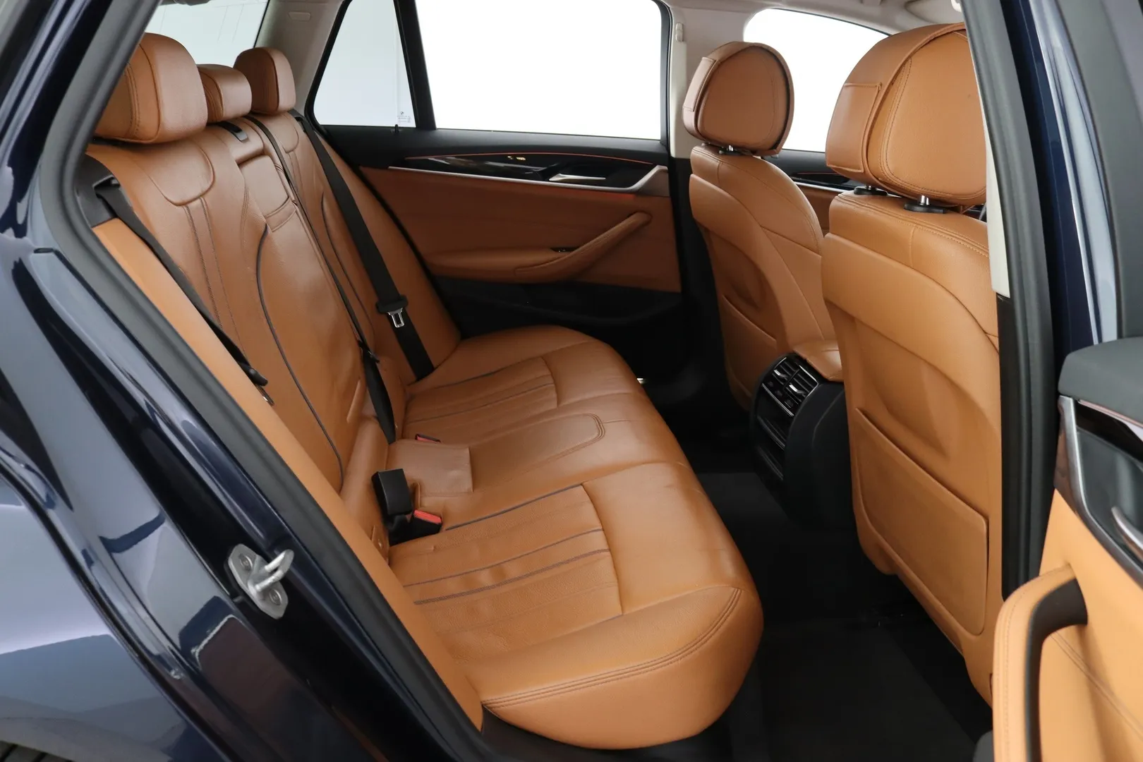 BMW 520 YLA-965 carousel image