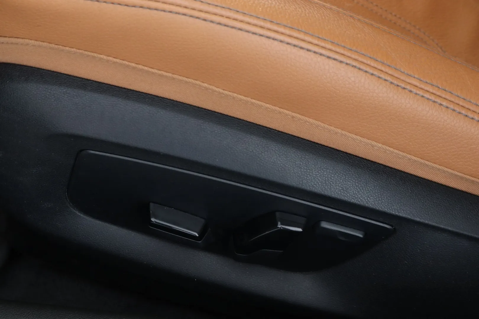 BMW 520 YLA-965 carousel image