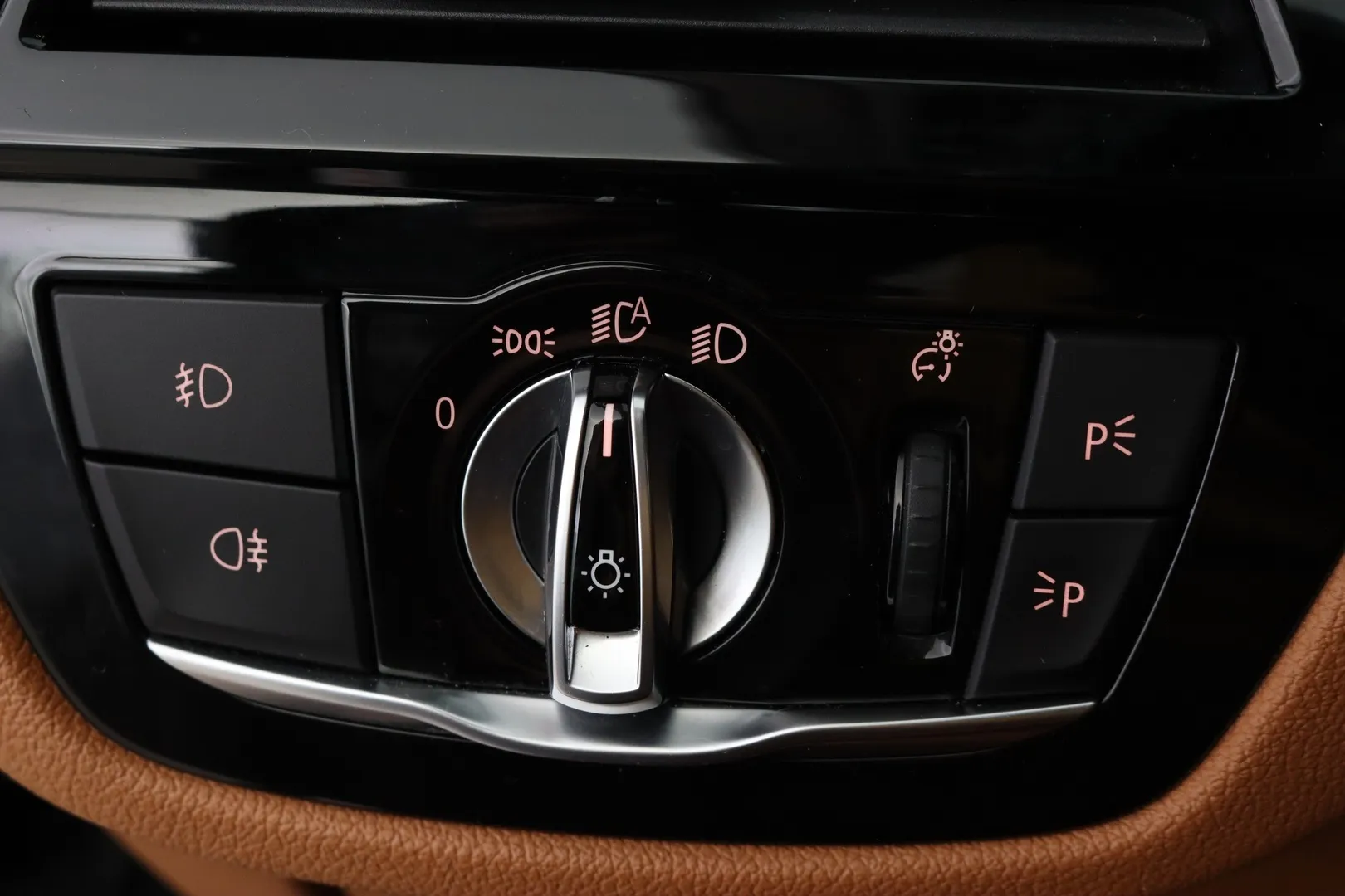 BMW 520 YLA-965 carousel image