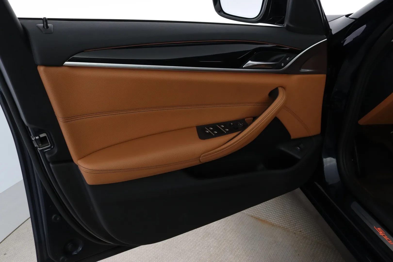 BMW 520 YLA-965 carousel image