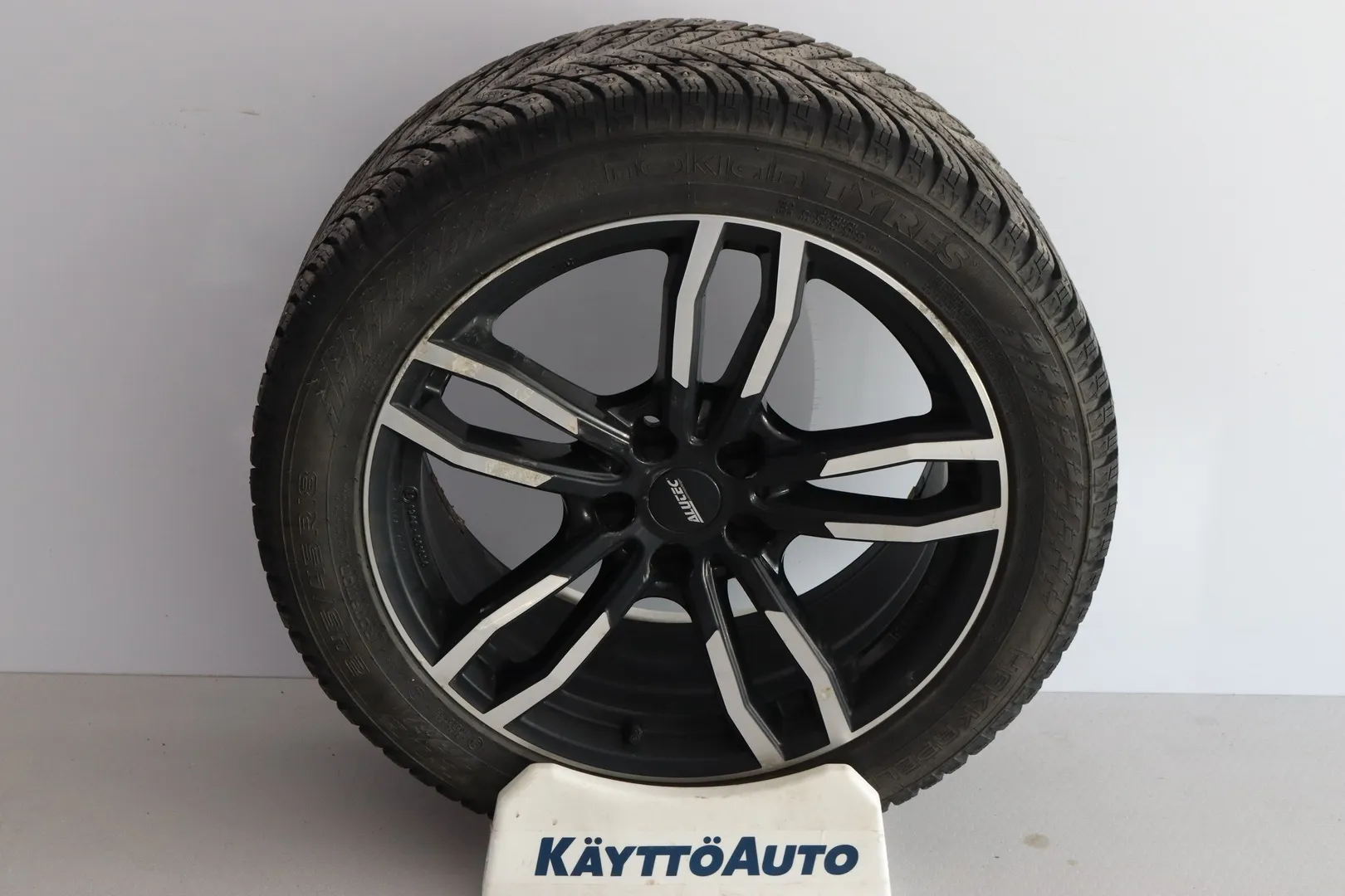 BMW 520 YLA-965 carousel image