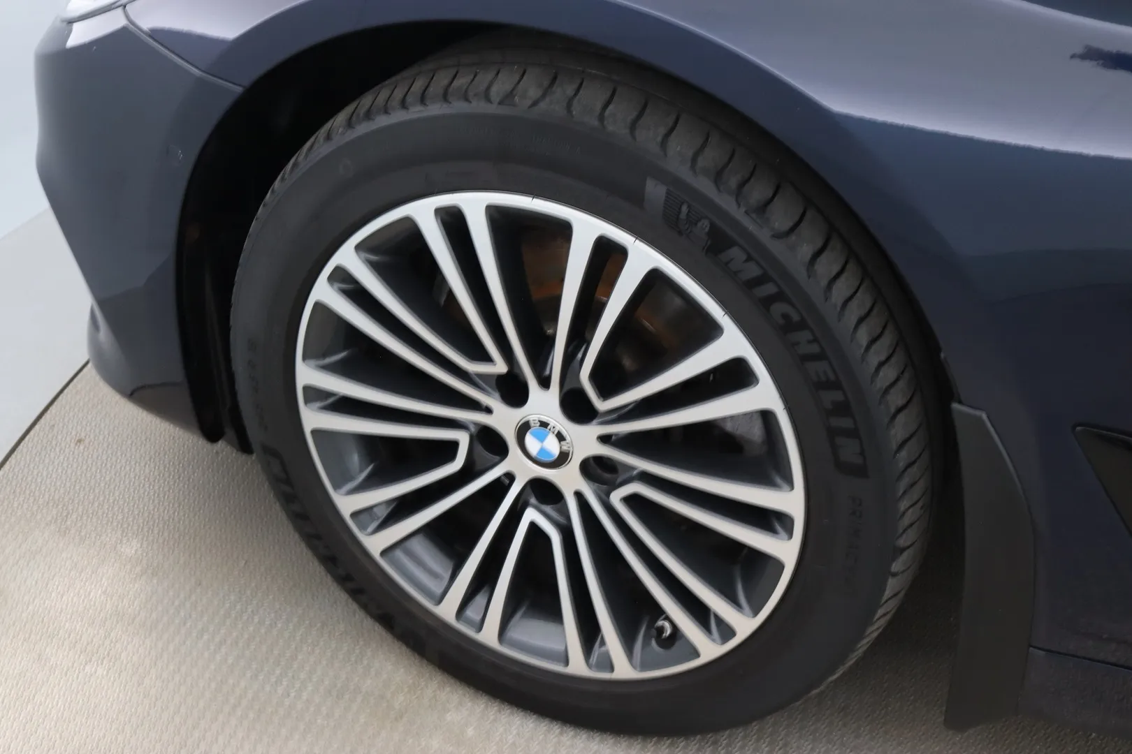 BMW 520 YLA-965 carousel image