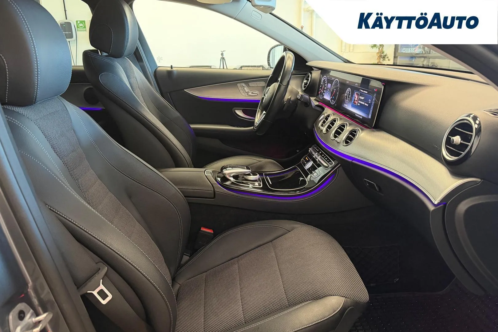 Mercedes-Benz E XXH-685 carousel image