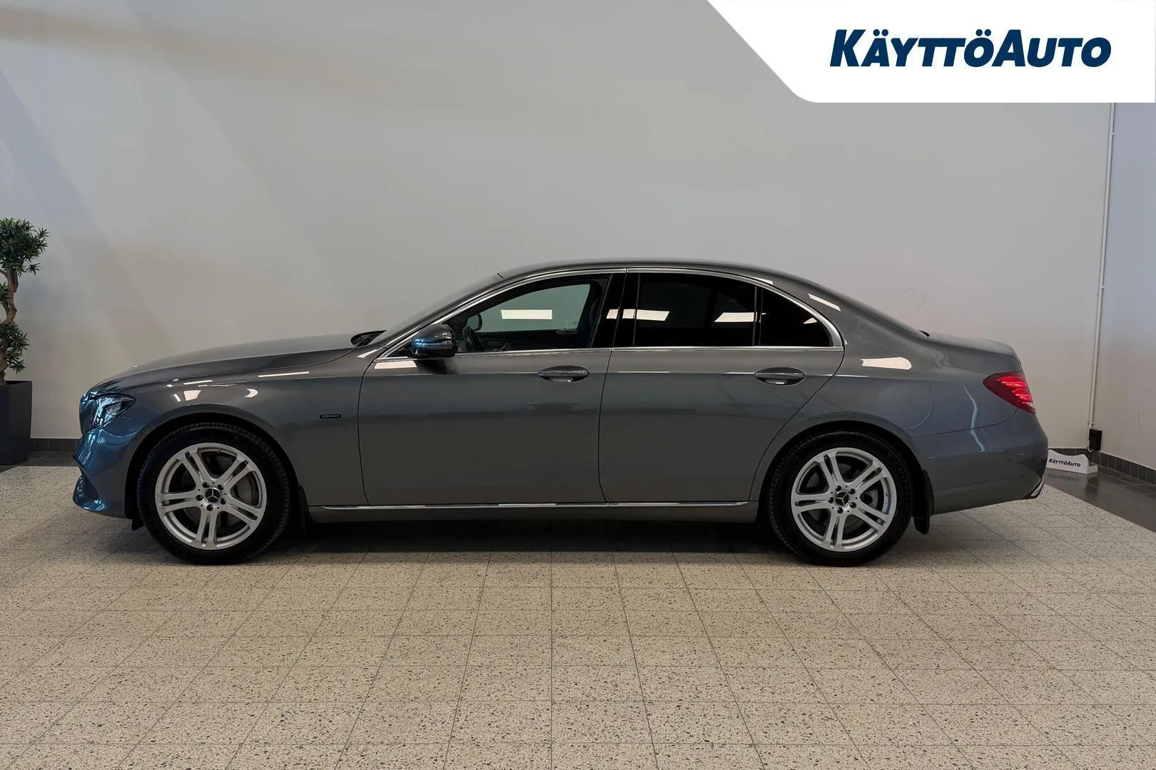 Mercedes-Benz E XXH-685 carousel image