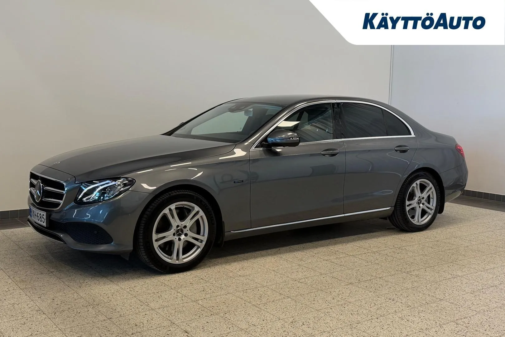 Mercedes-Benz E XXH-685 carousel image