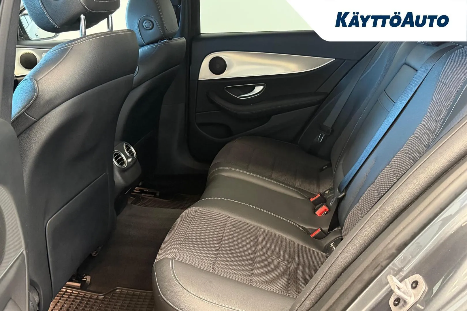 Mercedes-Benz E XXH-685 carousel image