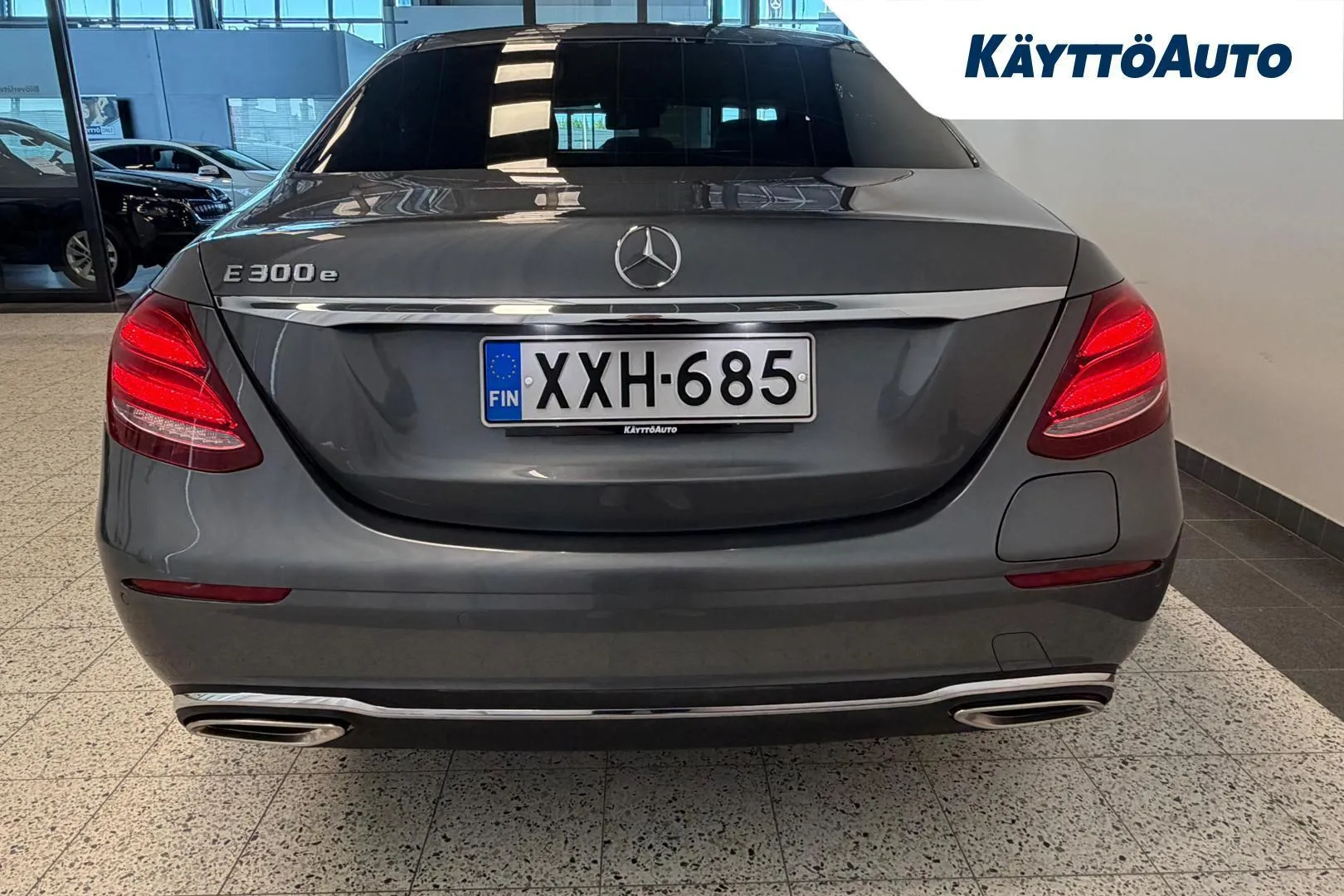 Mercedes-Benz E XXH-685 carousel image
