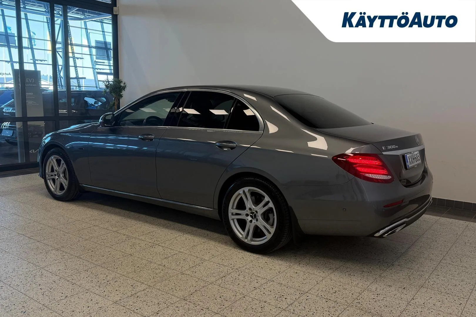 Mercedes-Benz E XXH-685 carousel image