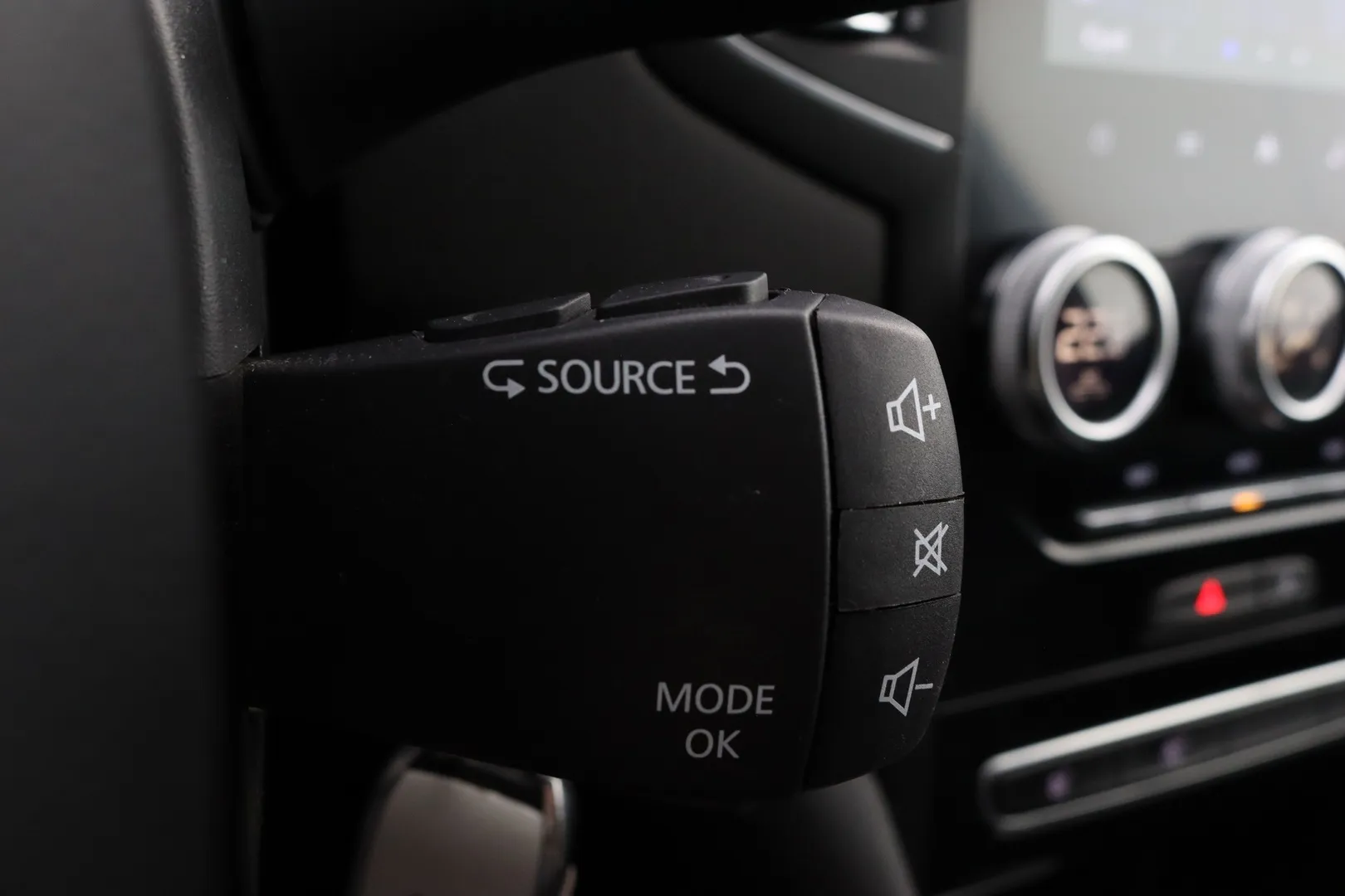 Renault Megane NOB-527 carousel image