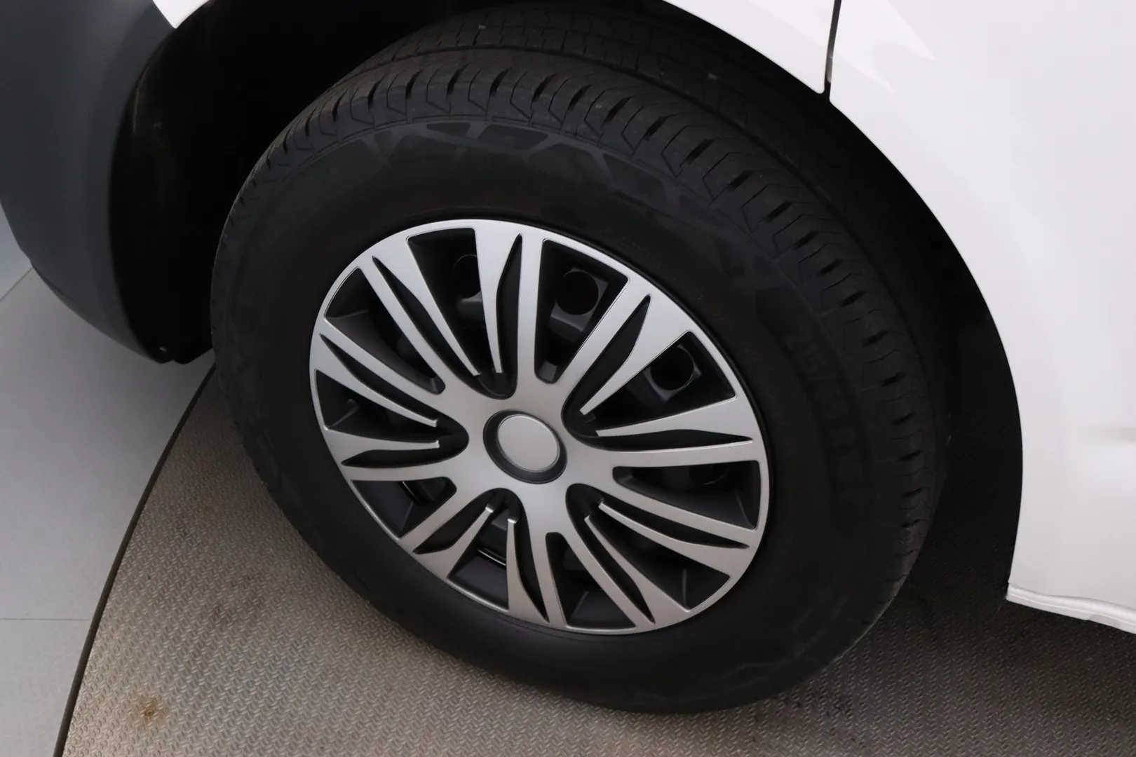 Volkswagen Transporter YKY-726 carousel image