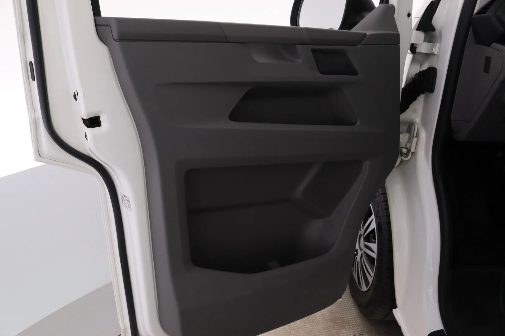 Volkswagen Transporter YKY-726 carousel image
