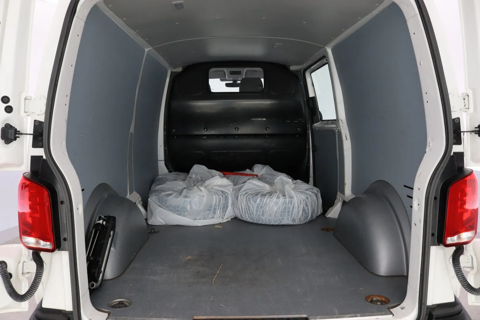 Volkswagen Transporter YKY-726 carousel image