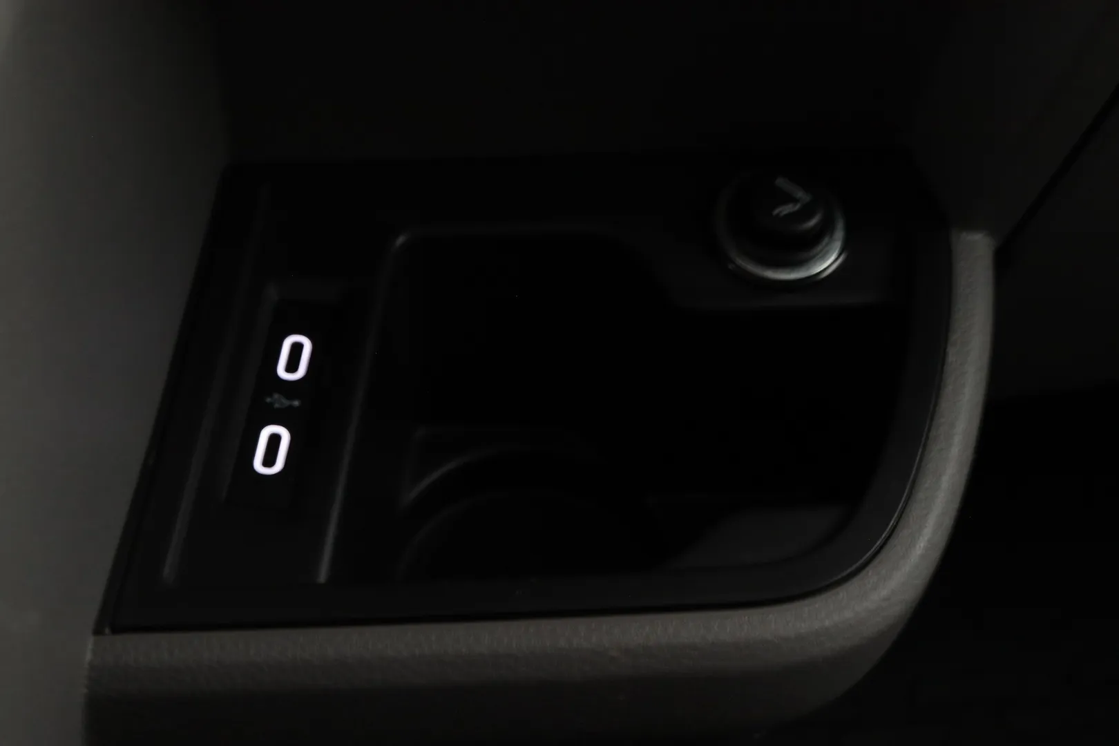 Volkswagen Transporter YKY-726 carousel image