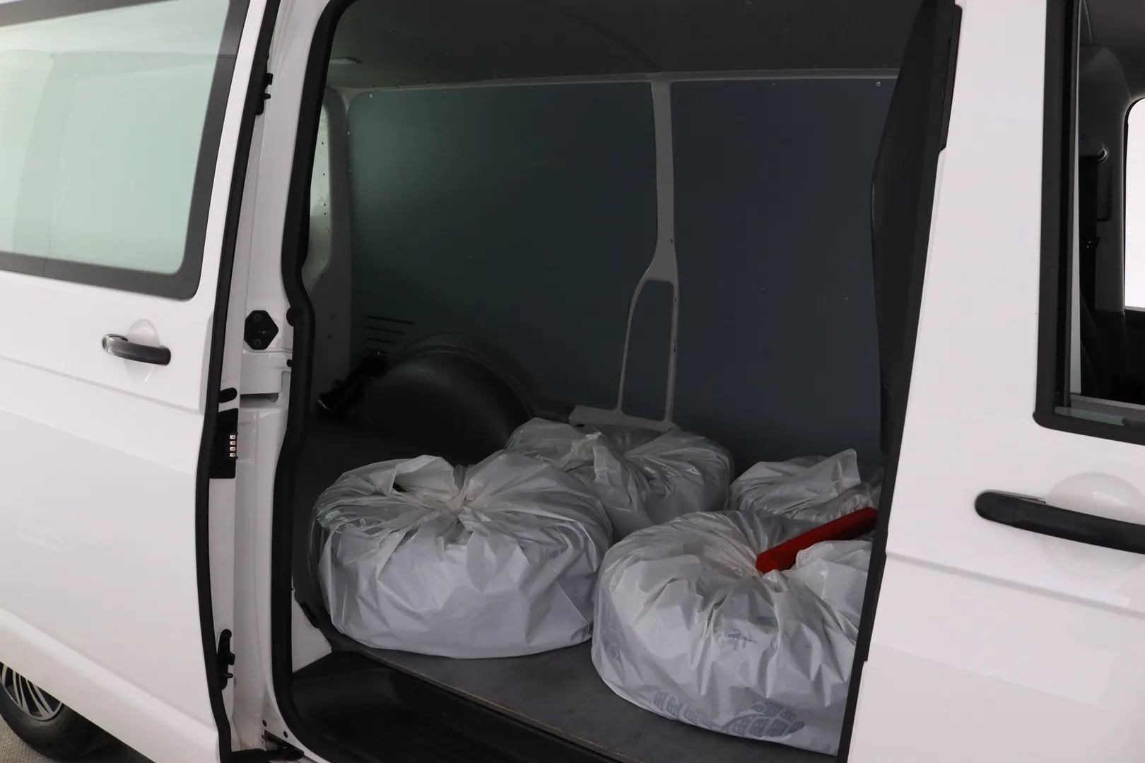 Volkswagen Transporter YKY-726 carousel image