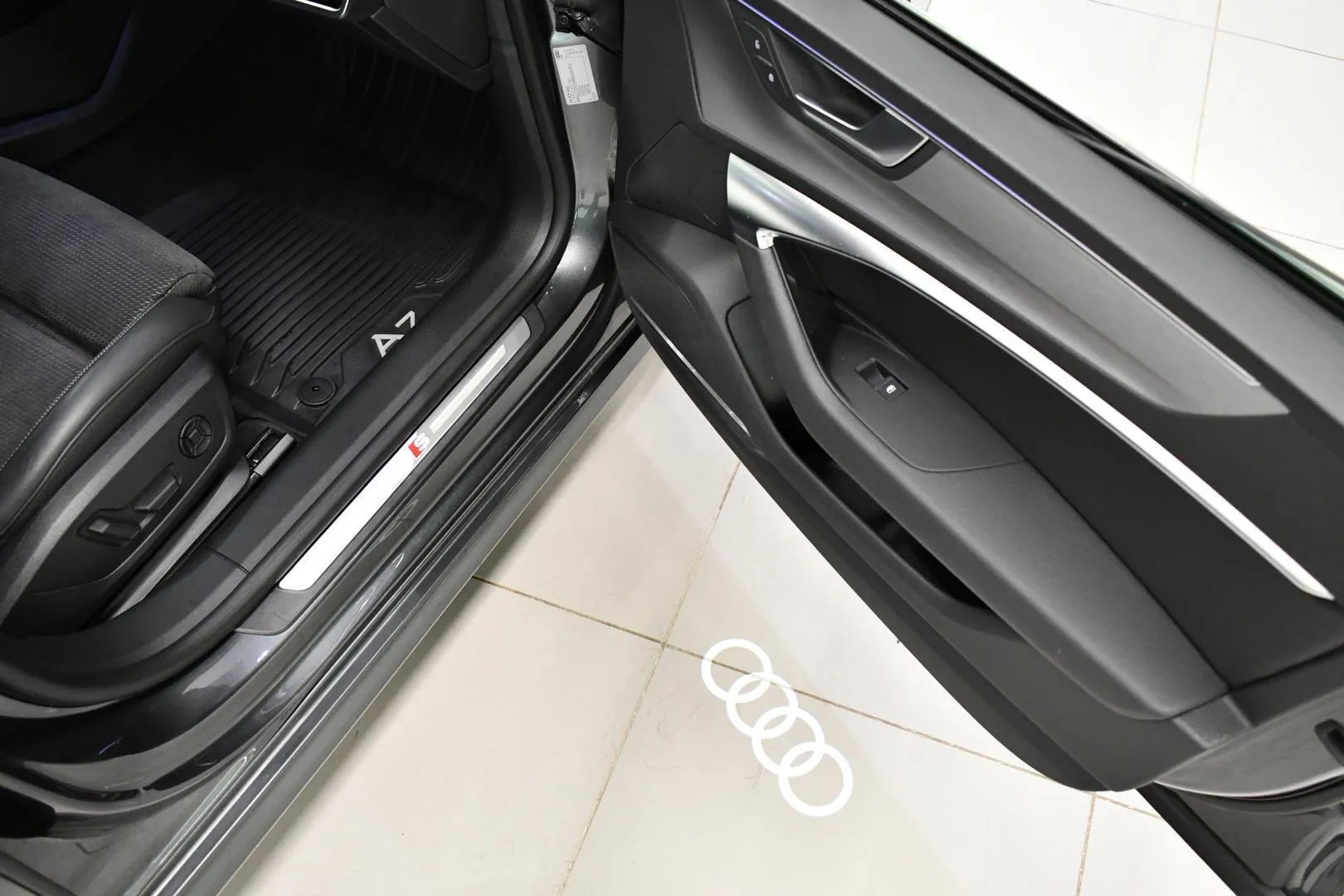 Audi A7 KUH-315 carousel image