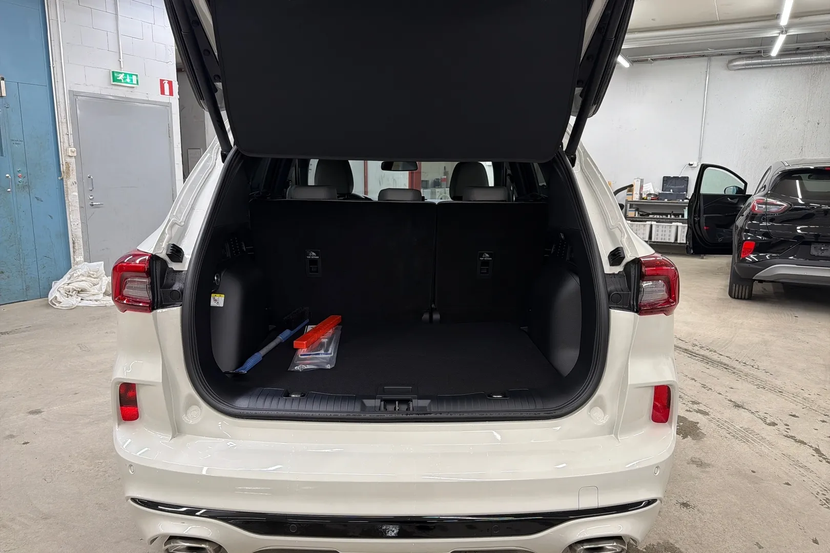 Ford Kuga ZRL-824 carousel image