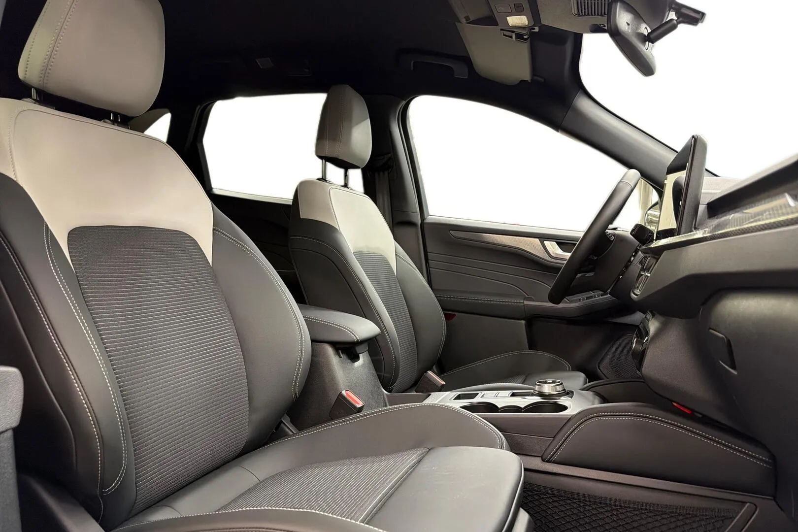 Ford Kuga ZRL-824 carousel image