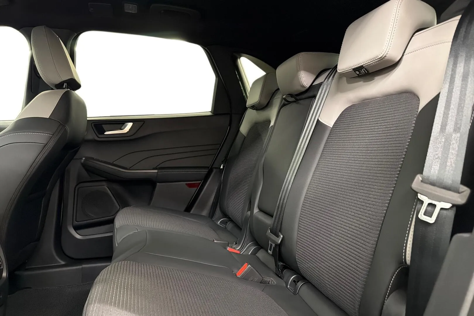 Ford Kuga ZRL-824 carousel image