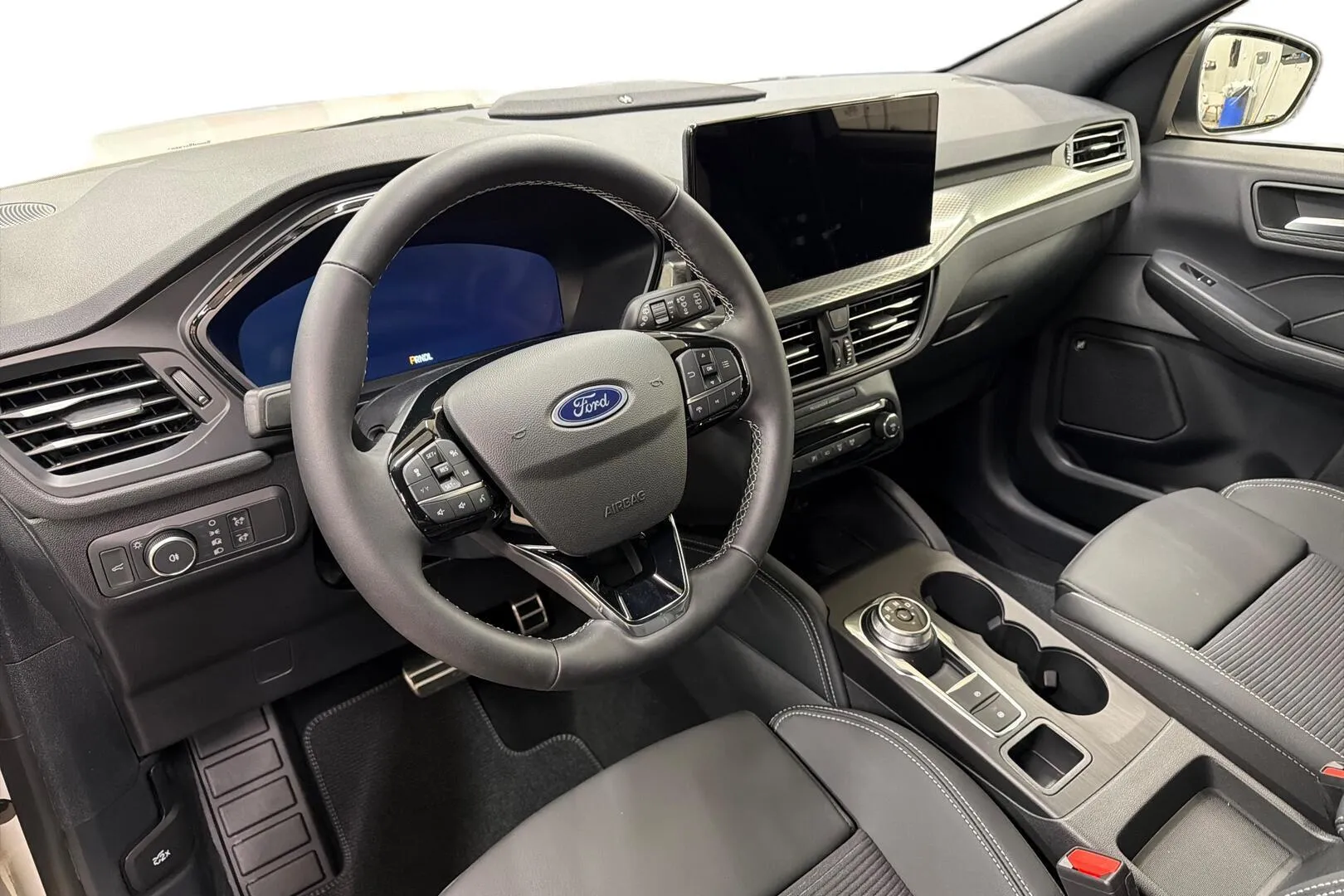Ford Kuga ZRL-824 carousel image